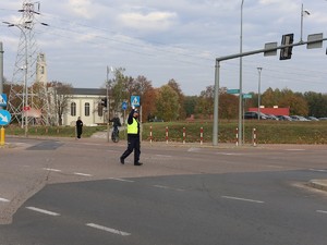Kierowanie ruchem na skrzyżowaniu przez policjanta