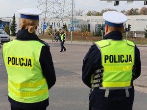 Kierowanie ruchem na skrzyżowaniu przez policjanta oraz nadzór policjantów przejść dla pieszych