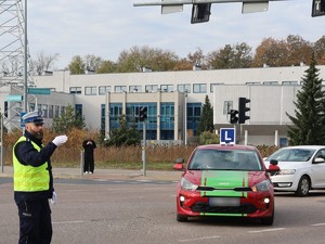 Kierowanie ruchem na skrzyżowaniu przez policjanta