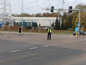 Kierowanie ruchem na skrzyżowaniu przez policjanta