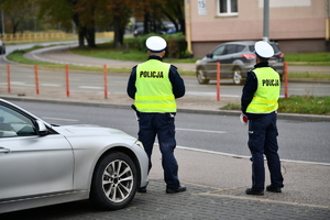 policjanci kontrolują stan techniczny pojazdu