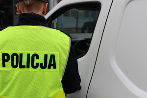policjanci kontrolują stan techniczny pojazdu
