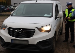 policjanci kontrolują stan techniczny pojazdu