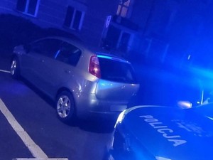 zatrzymany samochód przez policjantów
