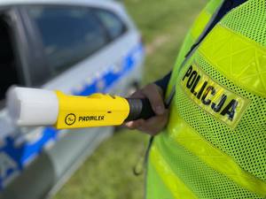 POLICJANT Z URZĄDZENIEM do badania trzeźwości iBlow