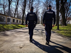 policjanci w patrolu