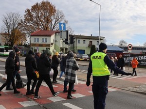 policjanci w dniu wszystkich świętych
