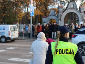 policjanci w dniu wszystkich świętych