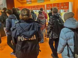 policjanci na stadionie z dziećmi