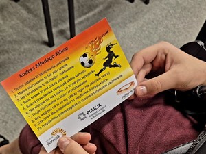 policjanci na stadionie z dziećmi