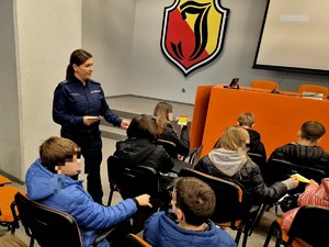 policjanci na stadionie z dziećmi