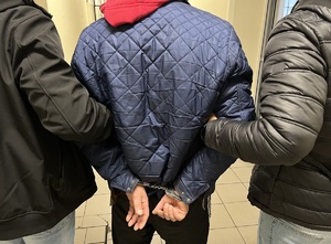 policjanci z zatrzymanym mężczyzną