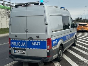 Radiowóz z zatrzymanym pojazdem do kontroli