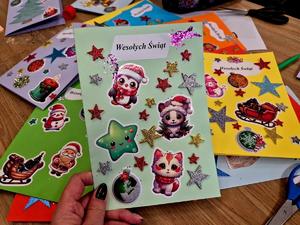 Policjantki oraz dzieci robiące kartki świąteczne policjantom na misjach