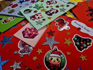 Policjantki oraz dzieci robiące kartki świąteczne policjantom na misjach