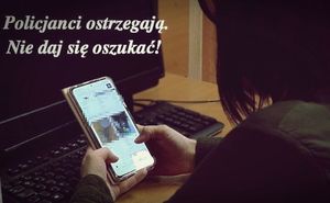 kobieta z telefonem w ręku