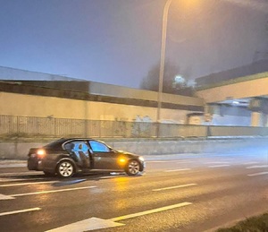 uszkodzony pojazd po zdarzeniu drogowym