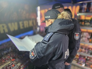 kontrola stoiska z pirotechniką