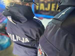 kontrola stoiska z pirotechniką