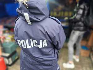 kontrola stoiska z pirotechniką