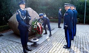 Policjanci przy pomniku