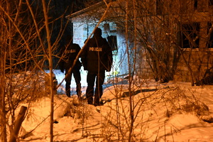 Policjanci sprawdzają miejsca przebywania osób bezdomnych