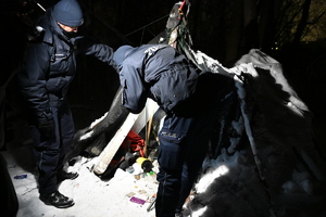 Policjanci sprawdzają miejsca przebywania osób bezdomnych