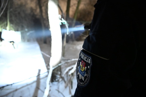 Policjanci sprawdzają miejsca przebywania osób bezdomnych