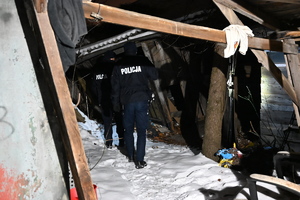 Policjanci sprawdzają miejsca przebywania osób bezdomnych