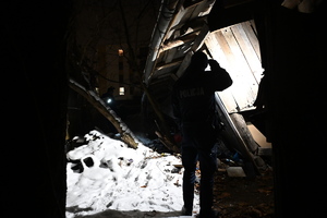 Policjanci sprawdzają miejsca przebywania osób bezdomnych