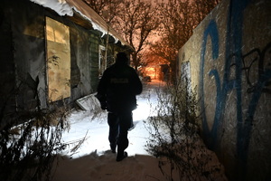 Policjanci sprawdzają miejsca przebywania osób bezdomnych