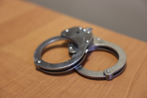 kajdanki leżące na stole