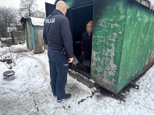 Policjanci pomagają seniorce