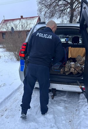 Policjanci pomagają seniorce