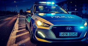 Radiowóz z włączonymi sygnałami świetlnymi