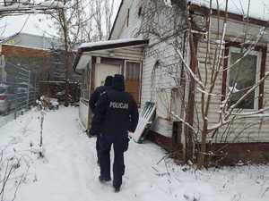 Policjanci sprawdzają pustostany