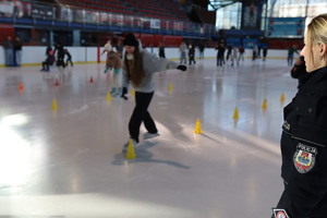 ZIMOWA SZTAFETA NA LODZIE Z BIAŁOSTOCKIMI POLICJANTAMI