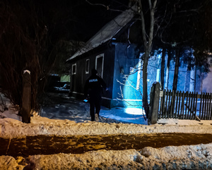 Policjanci kontrolują miejsca przebywania osób bezdomnych