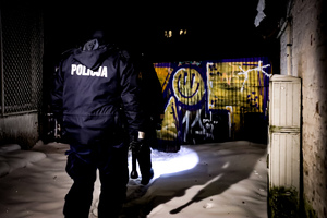 Policjanci kontrolują miejsca przebywania osób bezdomnych