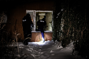 Policjanci kontrolują miejsca przebywania osób bezdomnych