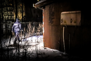 Policjanci kontrolują miejsca przebywania osób bezdomnych