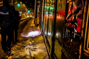 Policjanci kontrolują miejsca przebywania osób bezdomnych