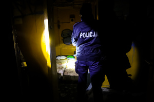 Policjanci kontrolują miejsca przebywania osób bezdomnych