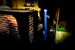 Policjanci kontrolują miejsca przebywania osób bezdomnych