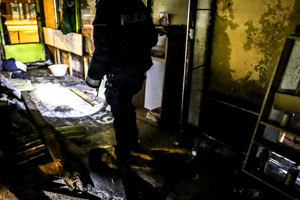 Policjanci kontrolują miejsca przebywania osób bezdomnych