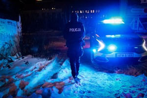 Policjanci kontrolują miejsca przebywania osób bezdomnych