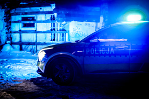 Policjanci kontrolują miejsca przebywania osób bezdomnych