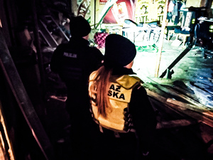 Policjanci kontrolują miejsca przebywania osób bezdomnych