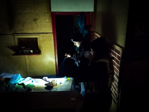 Policjanci kontrolują miejsca przebywania osób bezdomnych