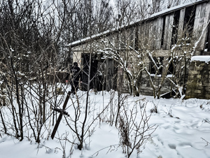 Policjanci kontrolują miejsca przebywania osób bezdomnych